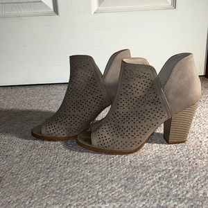 Restricted heels. Size 8